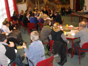 Groep mensen in aula