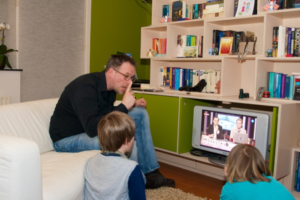 Ouder en kinderen voor TV